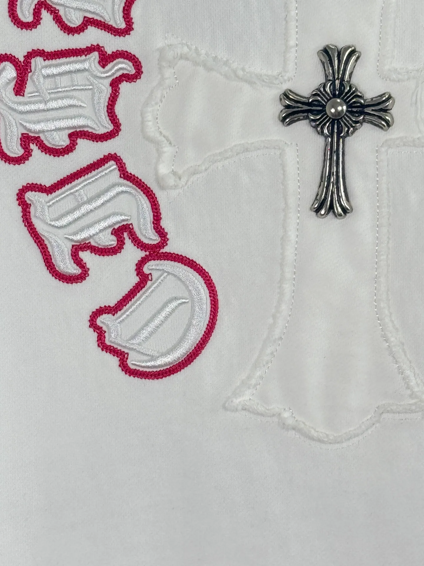 P260 top version, real shot without P, ​​different from market currency) 𝗖𝗵𝗿𝗼𝗺𝗲 𝗛𝗲𝗮𝗿𝘁𝘀/Cro Heart 2025 patch embroidery autumn and winter new original single counter American laser burnt 3D three-dimensional color embroidery couple casual sweatshirt 👑The highest version! Customized fabric 400g tripe terry fabric! American acid-washed and distressed original fabric laser burnt ✟appliqué embroidery and exquisite embroidery of letters! The best-selling model in the counter, very comfortable to wear. Accessories: original molded and authenticated collar label➕100% silk wash label. Genuine purchase-grade original hangtag���matching hanging rope➕3D hanging beads➕original packaging bag. Craftsmanship: The original version has consistent wiring! The highest version of the armhole matching technique! Color: White Black Size: S M L XL Style Number: 25-312